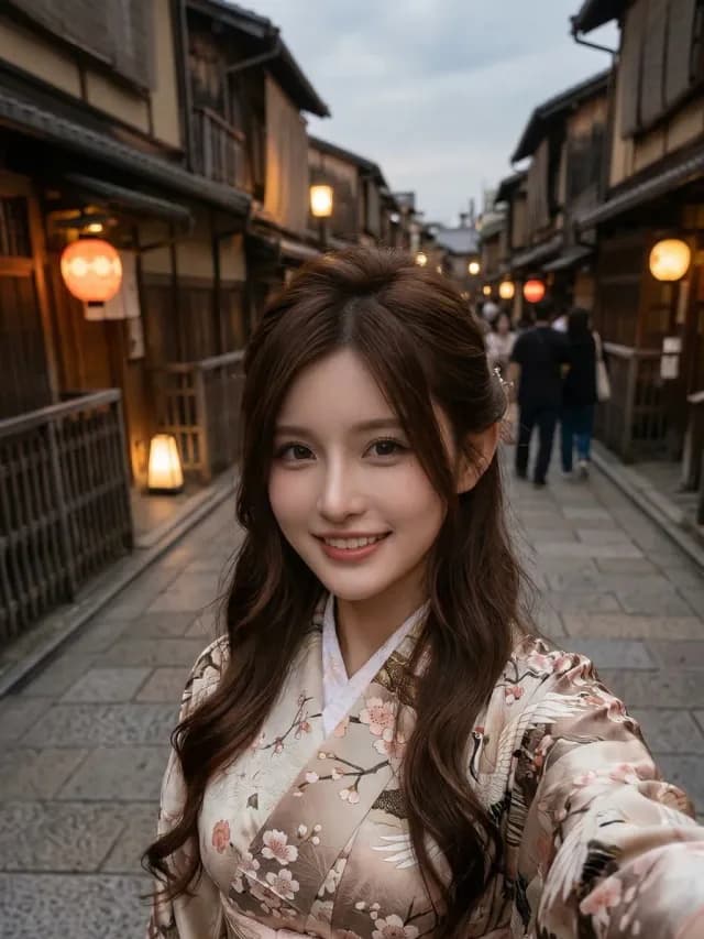 手持自拍视角的和服半身像成片,窄巷在身后虚化